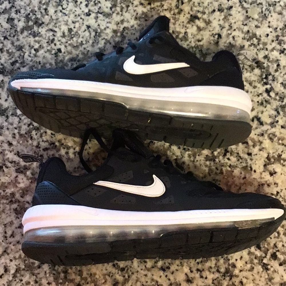 Nike Black and White Sneakers Sleek Low-Top Design - Picture 7 of 8